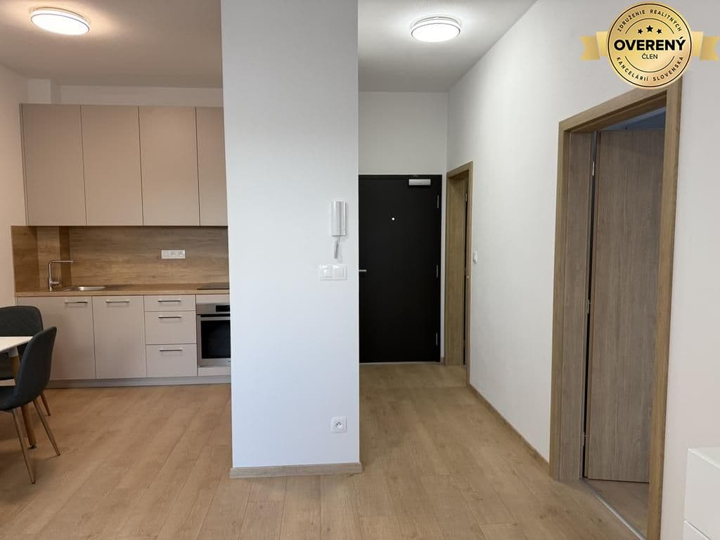 Nový 2-izb. priestor (byt) s pred-záhradkou a parkovaním. B.Kostol