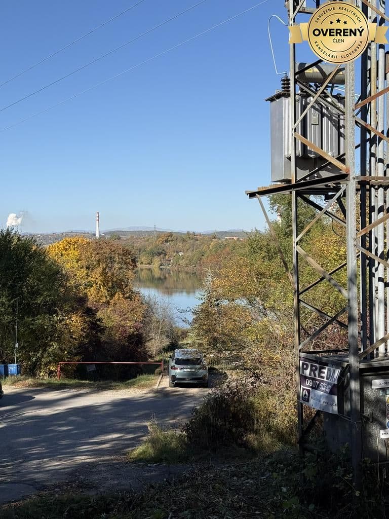 Pozemok s výhľadom na priehradu, nad Orlíkom.Môťová